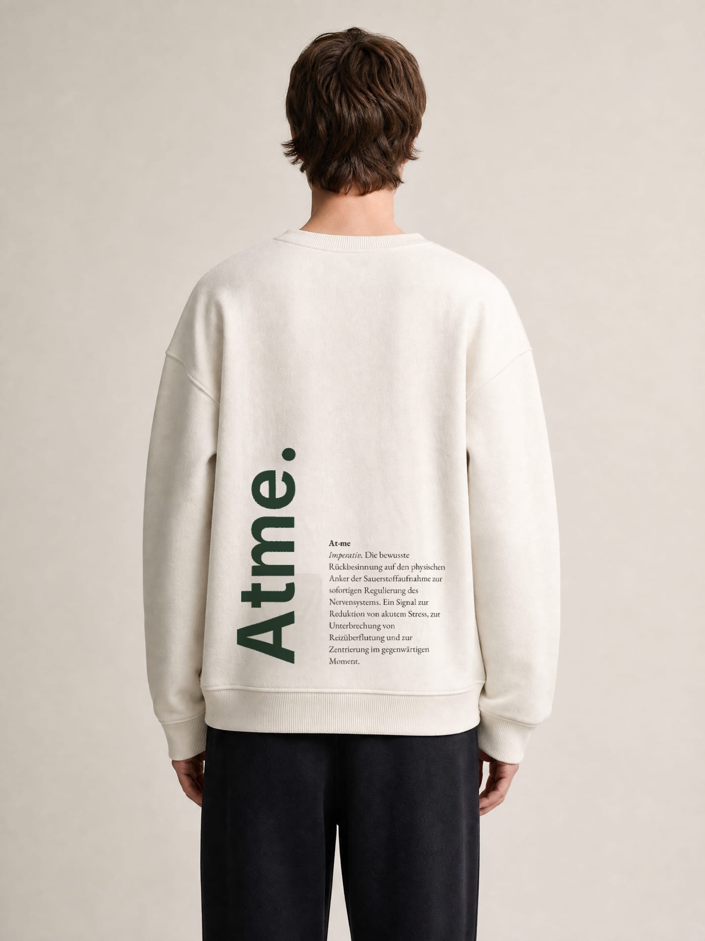 Atme. — Hinten am Modell, mit dem Statement (mit KI erstellte Aufnahme)