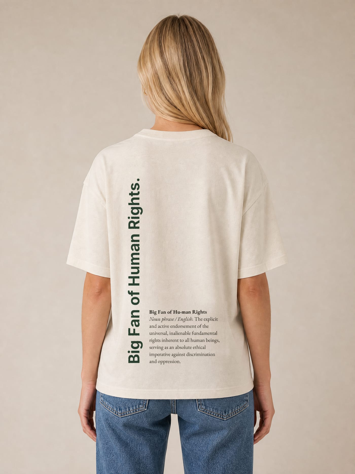 Big Fan of Human Rights. — Hinten am Modell, mit dem Statement (mit KI erstellte Aufnahme)