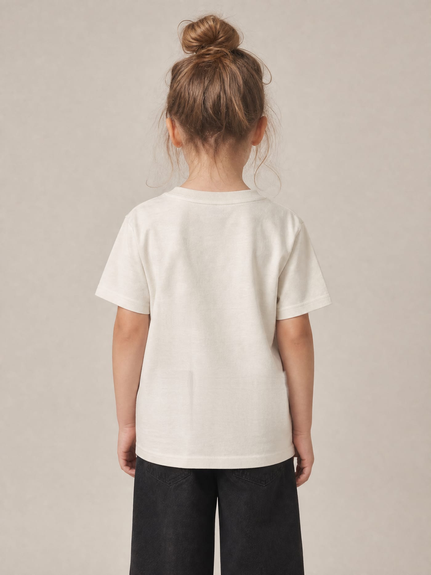 Kindershirt NΦ — Hinten am Modell (mit KI erstellte Aufnahme)