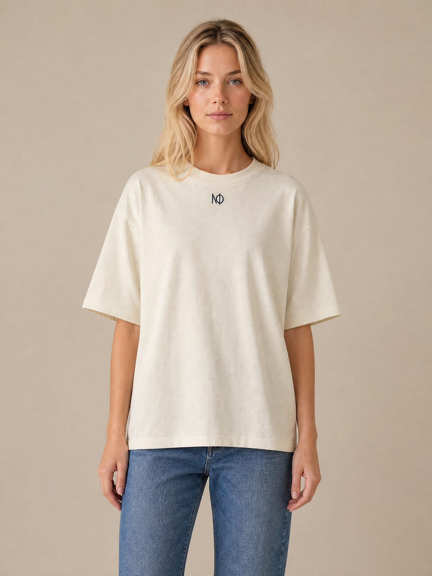T-Shirt NΦ — Vorne am Modell (mit KI erstellte Aufnahme)