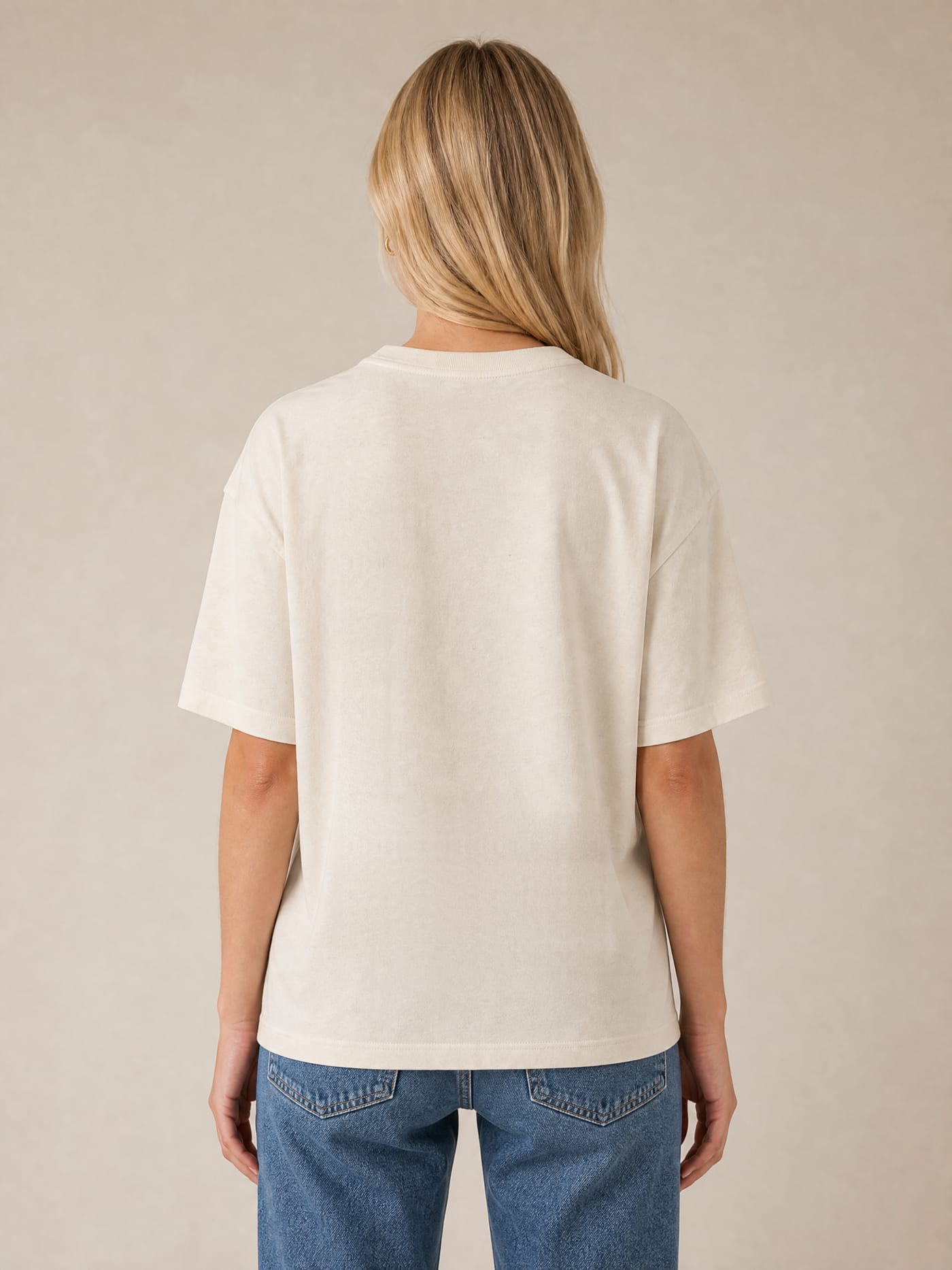 T-Shirt NΦ — Hinten am Modell (mit KI erstellte Aufnahme)
