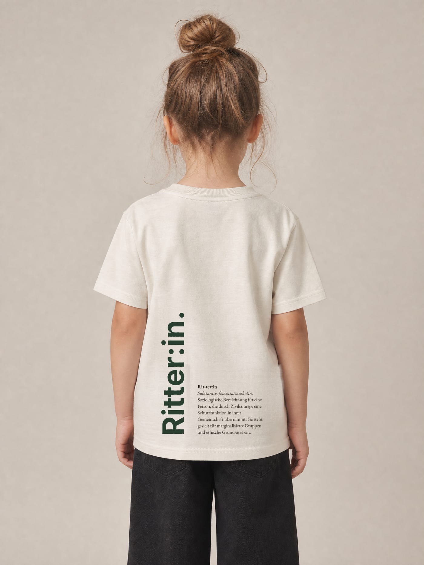 Ritter:in. — Hinten am Modell, mit dem Statement (mit KI erstellte Aufnahme)